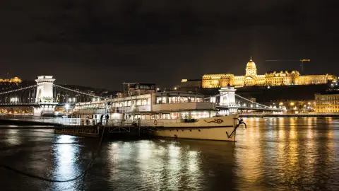 Városnéző sétahajózás a Dunán – koktél kóstolással! 11