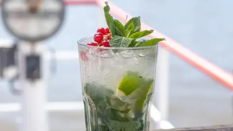 Városnéző sétahajózás a Dunán – koktél kóstolással! 12