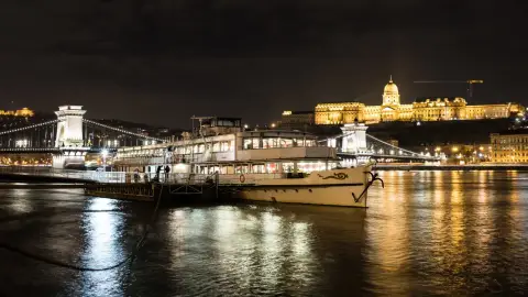 Városnéző sétahajózás a Dunán – élő zenével és magyaros vacsorával! 1