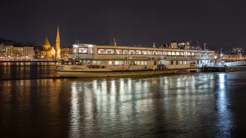 Városnéző sétahajózás a Dunán – élő zenével és magyaros vacsorával! 4