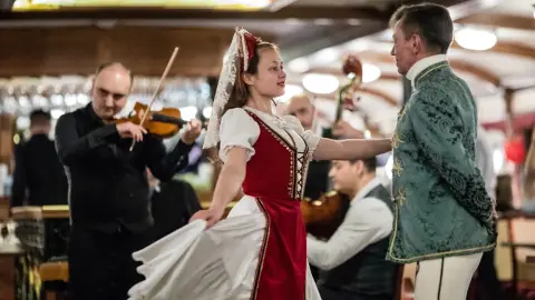 Városnéző sétahajózás a Dunán – élő zenével és magyaros vacsorával! 8