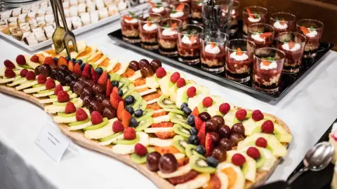 Városnéző sétahajózás a Dunán – élő zenével és magyaros vacsorával! 2