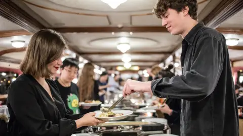 Városnéző sétahajózás a Dunán – élő zenével és magyaros vacsorával! 13