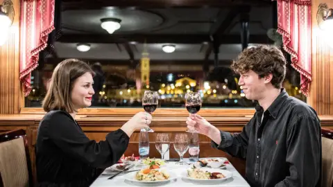 Városnéző sétahajózás a Dunán – élő zenével és magyaros vacsorával! 16