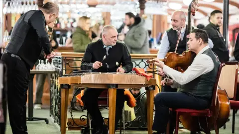 Városnéző sétahajózás a Dunán – élő zenével és magyaros vacsorával! 10