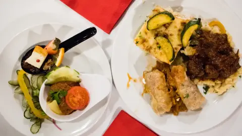 Városnéző sétahajózás a Dunán – élő zenével és magyaros vacsorával! 5