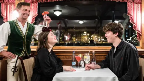 Városnéző sétahajózás a Dunán – élő zenével és magyaros vacsorával! 7