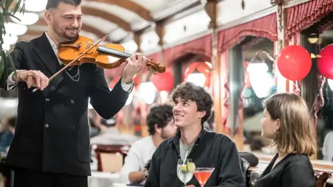 Városnéző sétahajózás a Dunán – élő zenével és magyaros vacsorával! 9