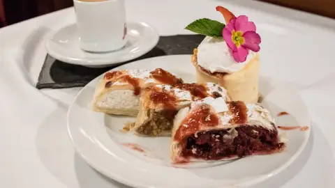 Városnéző sétahajózás a Dunán – élő zenével és magyaros vacsorával! 11