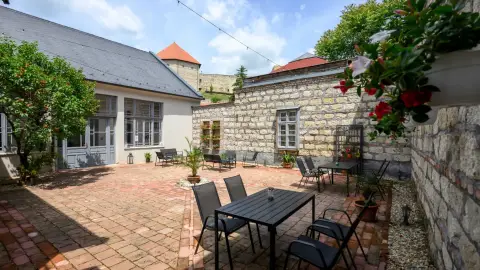 Élményteli, bormámoros pihenés kettesben Eger szívében a Villa Fazolában 13