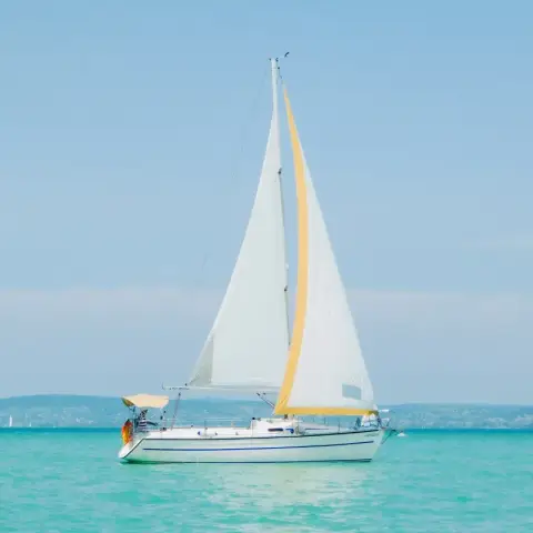 Balatoni vitorlázás FOK 33 prémium hajón Siófokról indulva – akár 11 fővel!