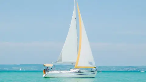 Balatoni vitorlázás FOK 33 prémium hajón Siófokról indulva – akár 11 fővel! 6