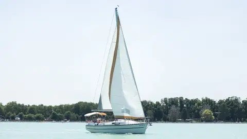 Balatoni vitorlázás FOK 33 prémium hajón Siófokról indulva – akár 11 fővel! 2