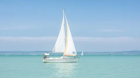 Balatoni vitorlázás FOK 33 prémium hajón Siófokról indulva – akár 11 fővel! 3