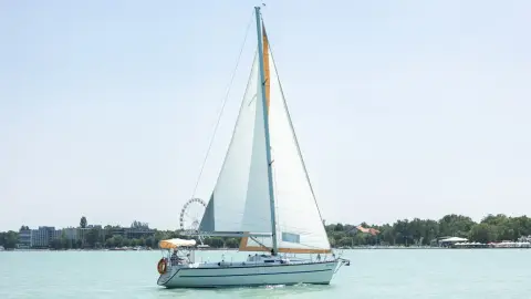 Balatoni vitorlázás FOK 33 prémium hajón Siófokról indulva – akár 11 fővel! 4