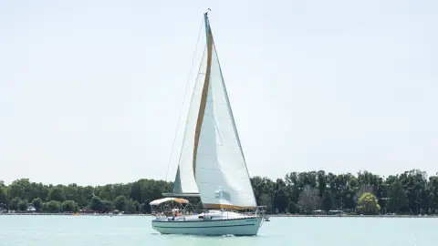 Balatoni vitorlázás FOK 33 prémium hajón Siófokról indulva – akár 11 fővel! 10