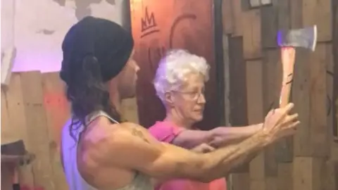 Dobj baltát és tudd meg ki vagy! – Önismereti baltadobálás Budapesten 1