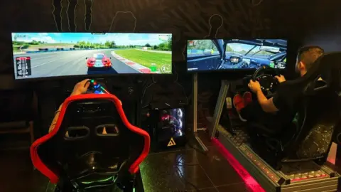 Valódi autóverseny élmény a Delta 1-ben: Forma-1 és/vagy GT szimulátor 2 fő részére 3