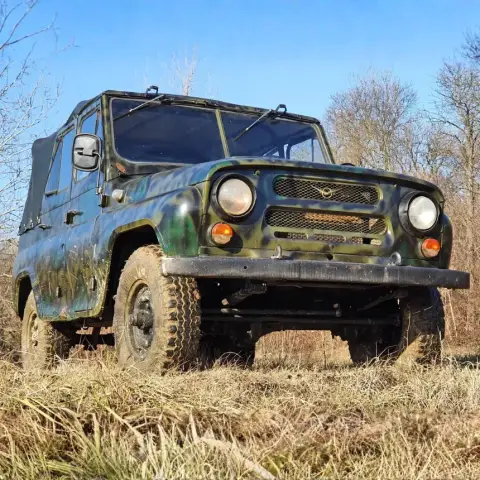 UAZ katonai terepjáróval off-road vezetés