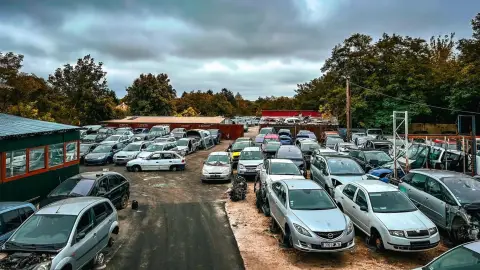 Feszültséglevezetés extrém módon: Autó szétverés Berhidán! 1