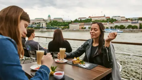 Brunch & Cruise – Villásreggelivel egybekötött városnéző hajókirándulás a Dunán 32