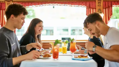 Brunch & Cruise – Villásreggelivel egybekötött városnéző hajókirándulás a Dunán 33