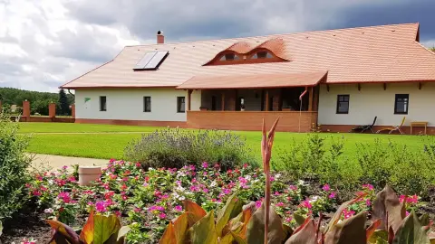 Vidéki menedék nagy társaságnak: Privát lovastanya Cserkeszőlőn 13+1 főre 21