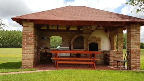 Vidéki menedék nagy társaságnak: Privát lovastanya Cserkeszőlőn 13+1 főre 2