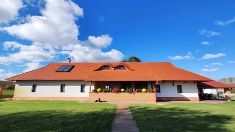 Vidéki menedék nagy társaságnak: Privát lovastanya Cserkeszőlőn 13+1 főre 3