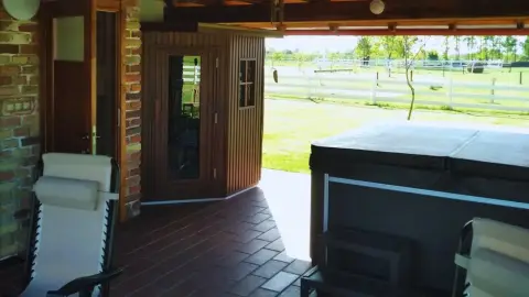 Vidéki menedék nagy társaságnak: Privát lovastanya Cserkeszőlőn 13+1 főre 6