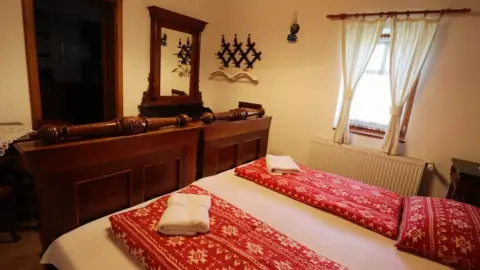 Vidéki menedék nagy társaságnak: Privát lovastanya Cserkeszőlőn 13+1 főre 23