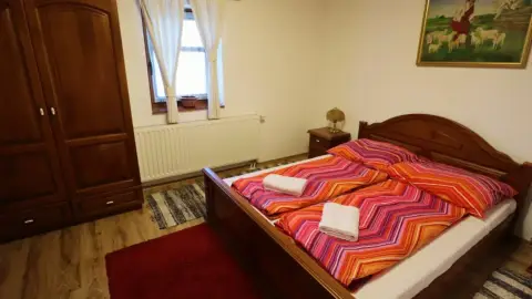 Vidéki menedék nagy társaságnak: Privát lovastanya Cserkeszőlőn 13+1 főre 24