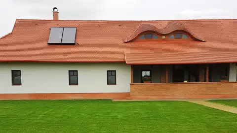 Vidéki menedék nagy társaságnak: Privát lovastanya Cserkeszőlőn 13+1 főre 18