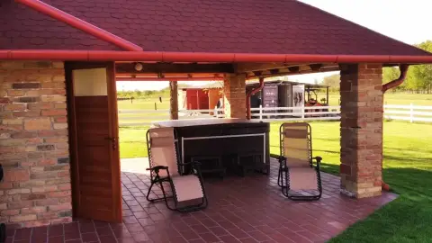 Vidéki menedék nagy társaságnak: Privát lovastanya Cserkeszőlőn 13+1 főre 22