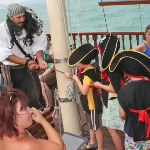 Kincskeresős kalózprogram igazi kalózhajón a Balatonon