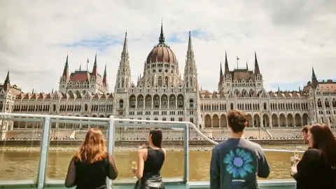 Városnéző sétahajózás frissítő kávéval a Dunán, Budapest panorámájával 6