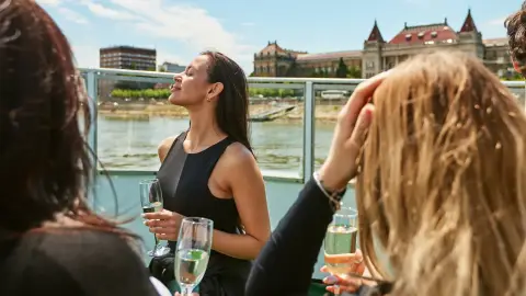 Városnéző sétahajózás frissítő kávéval a Dunán, Budapest panorámájával 9
