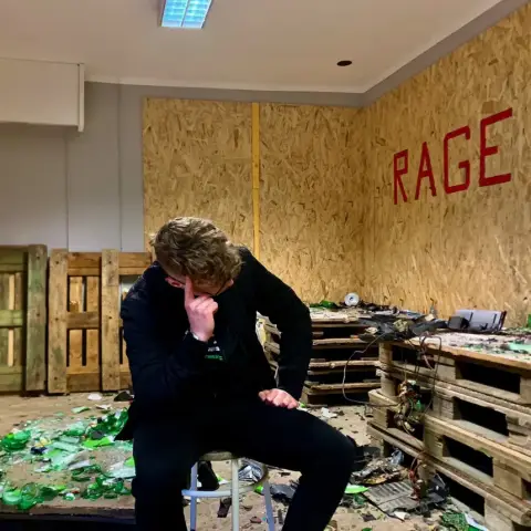 Rage Room Makó: Tomboljátok ki a feszültséget együtt!