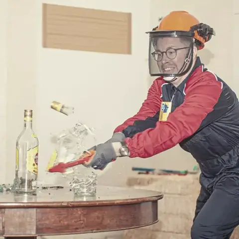 Rageroom Medium törőcsomag - Engedd ki a gőzt!