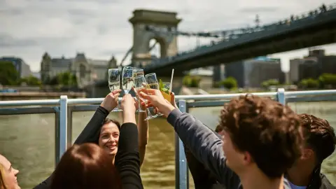 Romantikus városnéző sétahajózás a Dunán 2 fő részére – Üdvözlő itallal! 3