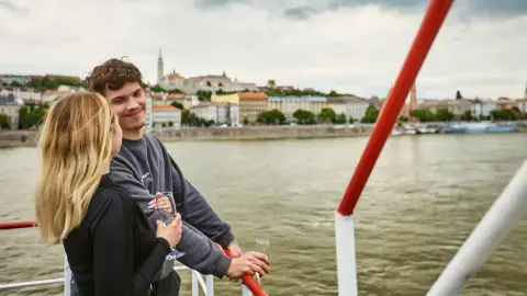 Romantikus városnéző sétahajózás a Dunán 2 fő részére – Üdvözlő itallal! 6
