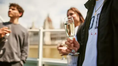 Romantikus városnéző sétahajózás a Dunán 2 fő részére – Üdvözlő itallal! 8