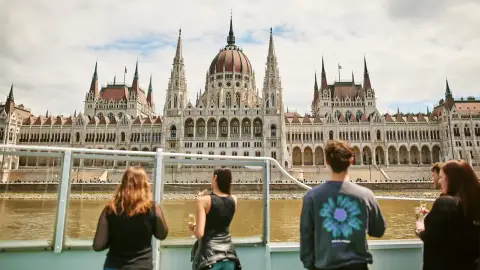 Romantikus városnéző sétahajózás a Dunán 2 fő részére – Üdvözlő itallal! 9