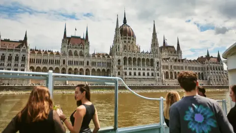 Romantikus városnéző sétahajózás a Dunán 2 fő részére – Üdvözlő itallal! 10