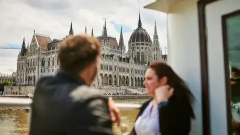 Romantikus városnéző sétahajózás a Dunán 2 fő részére – Üdvözlő itallal! 12