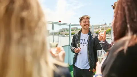 Romantikus városnéző sétahajózás a Dunán 2 fő részére – Üdvözlő itallal! 14