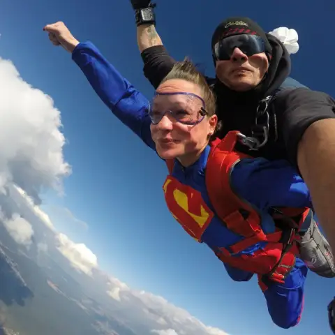 Emelkedj a felhők fölé! – Tandemugrás 3000 méterről Hajdúszoboszlón
