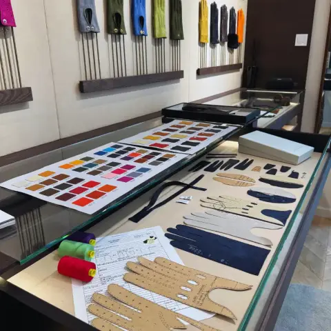 Tervezd meg álmaid bőrkesztyűjét a 1861 Kesztyűmanufaktúra mintaboltjában!