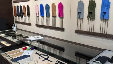 Tervezd meg álmaid bőrkesztyűjét a 1861 Kesztyűmanufaktúra mintaboltjában! 10