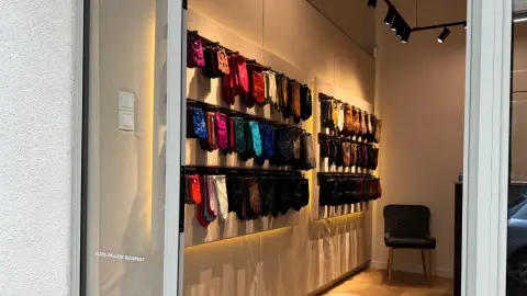 Tervezd meg álmaid bőrkesztyűjét a 1861 Kesztyűmanufaktúra mintaboltjában! 1